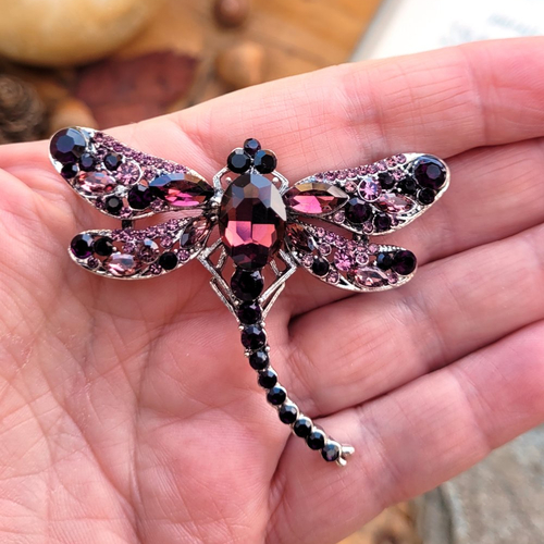 Une broche ou pendentif libellule plaqué argent 925 aux éclats naturels avec cristal de quartz : "du côté passion" ...