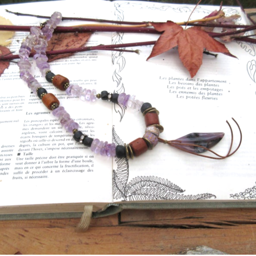 Un collier romantique réalisé à partir d'un cabochon en forme de larme de sage améthyste ....: "graphisme de frissons"