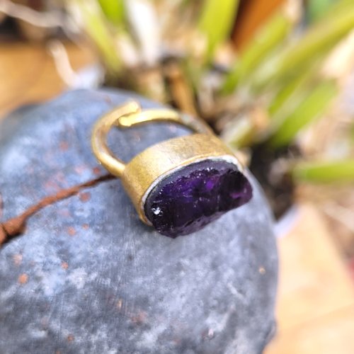 Une bague laiton massif faite main, taille réglable, avec un superbe cabochon d'améthyste brute .... pour le côté vintage !!!!