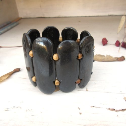 Côté nature et vintage, un bracelet manchette imposant en corne : "des touches de piano" ...  !!!!!!