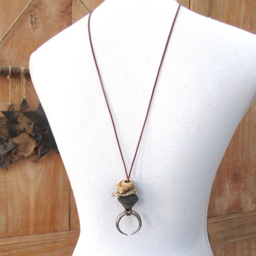 Un collier tribal amulette, grisgris avec perles de collection d'afrique : "empreintes de la création "