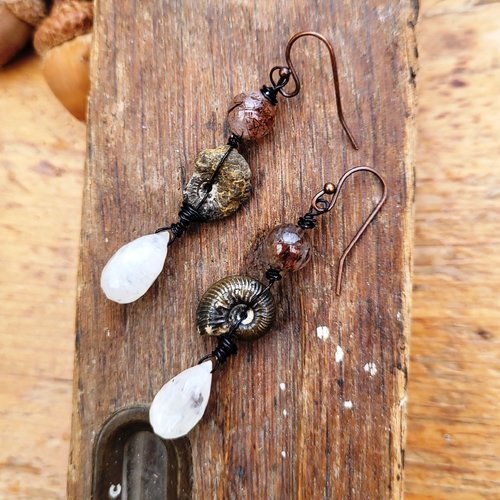 Des boucles d'oreille singulières avec ammonite ,  perles quartz rutile et goutte pierre de lune ....: "des sonorités magiques"