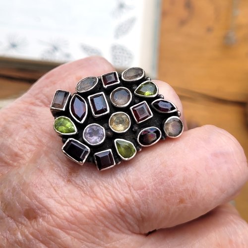 Du côté vintage : une bague multi-pierres en argent massif 925, taille 58.5 avec 18 cabochons pierres fines ....  !!!!