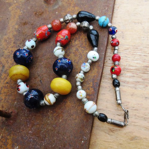 Un collier tribal ethnique avec perles en résine et anciennes cornalines .... : "le monde se chante"