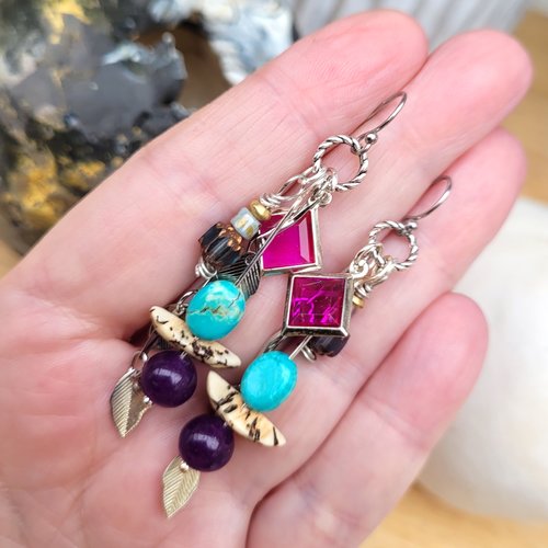 Merveilleuses boucles d'oreille tribales et primitives, un peu bohème aussi : "modulations du temps"