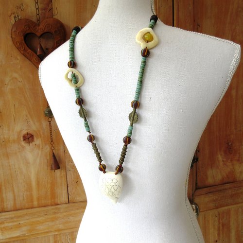 Cordes sensibles de lumière : collier ethnique , tribal avec grand coquillage naga ancien sculpté....