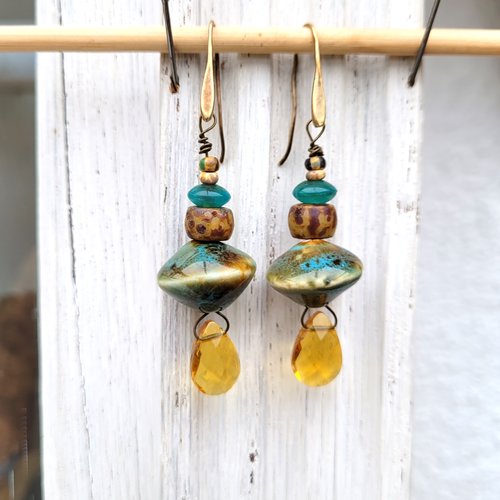 Des boucles d'oreille romantiques, chics, urbaines avec céramique, pierres fines ...: "main de la poésie"