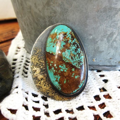 Une bague argent massif 925 avec pépites d'or et un splendide cabochon rare turquoise mine 8  .... pour le côté vintage !!!!