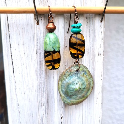 Des boucles d'oreille romantiques, chics, urbaines, asymétriques avec breloques porcelaine artisanale, pierres fines : "main de la poésie"