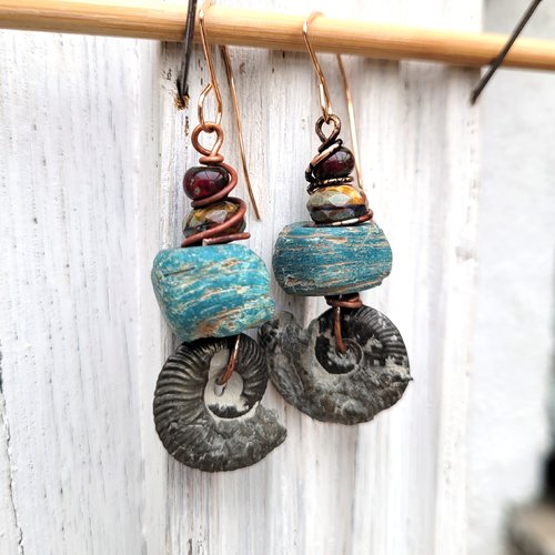 Quel beau cadeau pour femme que ces superbes ammonites fossiles pour ces boucles d'oreille expressives !!!! : "echos de vie"