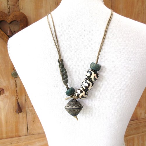 Un collier ethnique tribal avec perles d'hébron, perles batik en os .... : "a la croisée de 1000 chemins"