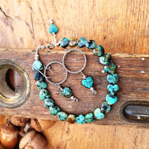 Un petit prix pour cette parure bracelet et boucles d'oreille shabby chic avec coeurs en turquoise ...
