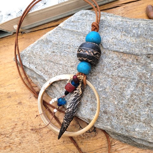 Un long collier tribal nomade avec ce magnifique et unique ancien coquillage-wosera trocas : "terres naturelles"