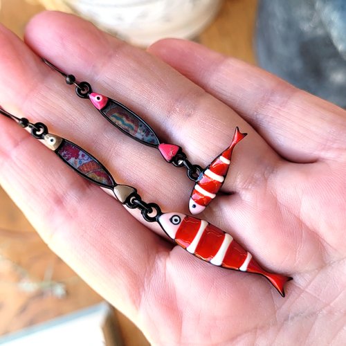 Des boucles d'oreille boho chics avec breloques émail artisanal sardines : "comme un poisson dans l'eau"