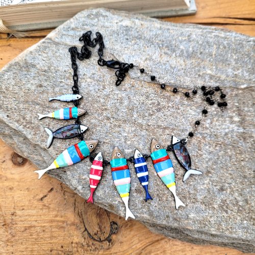 Un collier vintage avec breloques poissons en émail, pour les fêtes à venir  ... : "le  clan sardines"