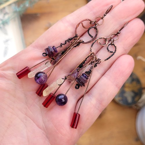 Des boucles d'oreille poétiques , tribes et nomades avec ce bouquet de pierres fines ... : "frissons sauvages" ....