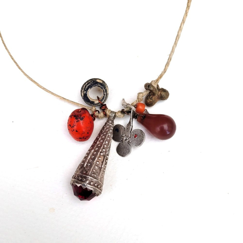 Un collier nature petit grigris unisexe des temps anciens avec pampille argent, perles cornaline, corail .... : "palpitations premières"
