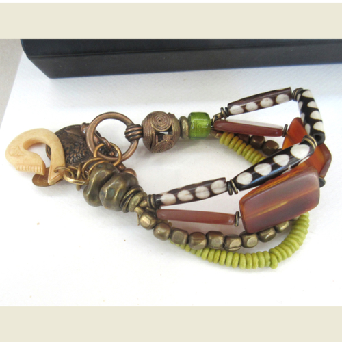 Du côté vintage, un bracelet  4 rangs avec perles corail, os batik, perles laiton ... : "temps elastiques !!!!"