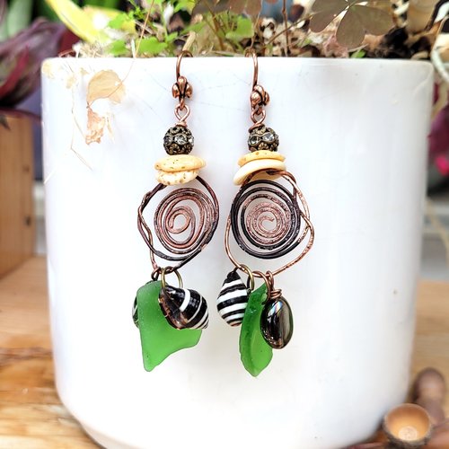 Charmantes boucles d'oreille rustiques et primitives, racées et chics avec ces galets en verre de la mer !!!. "elégance secrète"