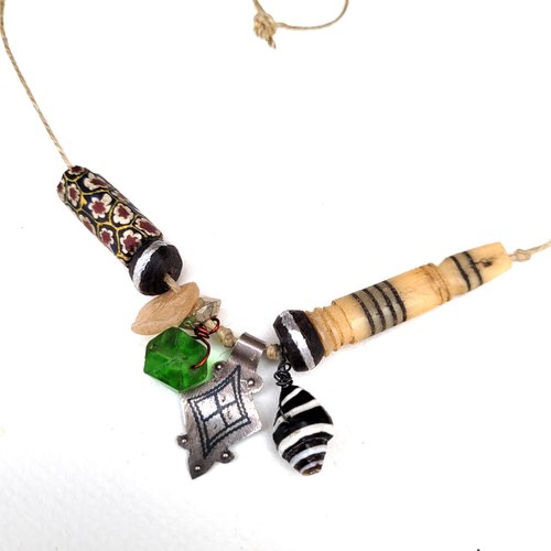 Un collier nature petit grigris des temps anciens avec pampille argent, perles quartz néolithique, millefiori : "silences d'hiver""