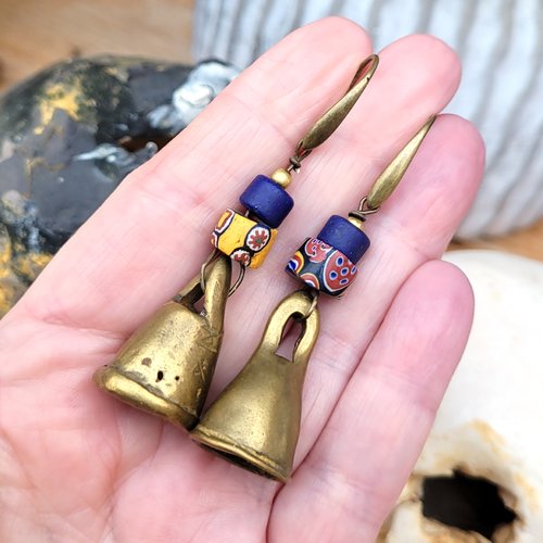 Des boucles d'oreille tribales avec perles en verre ancien millefiori venise, breloques laiton berbère ... : "echos de rêves"..