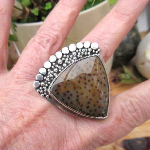 Une bague de créateur en argent massif 925 avec un cabochon bois de palme pétrifié pour le côté vintage ....