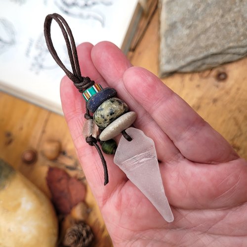 Un pendentif, bijou de sac , petit grigri de plage ... à vous de choisir ....
