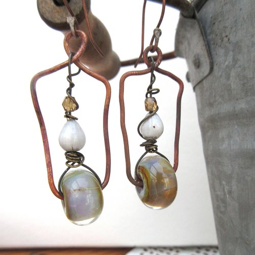 Des boucles d'oreille premières et rustiques, poétiques et mystérieuses avec ces perles lampworks artisanales : "temps sauvages"