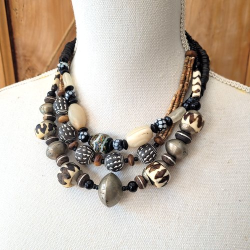 Lot de 3 colliers ethniques ,  style africain avec perles batik os et corne, céramiques ...!!!!!