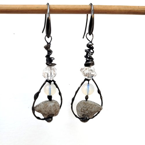 Femmes élégantes, boucles d'oreille primitives avec structures en étain, verre opalescent, herkimer, ours polaire : "notes de paix"