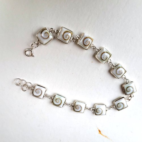 Vive la st valentin avec ce bracelet minimaliste en argent et oeil ste lucie en forme de carrés !!!!! : "coup de coeur"