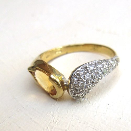 Une bague décalée en or massif 18k avec citrine et zircon; création artisanale pour le côté vintage ...!!!