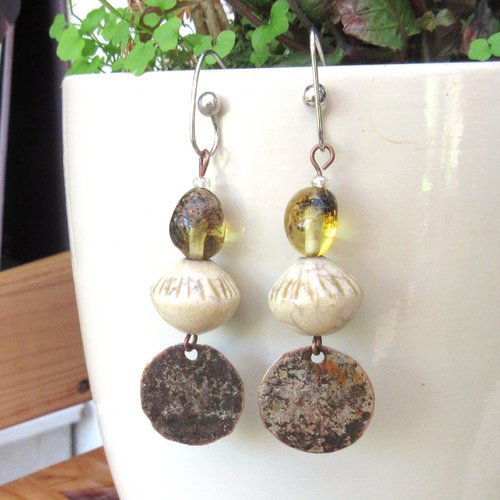 Des boucles d'oreille boho chics, contemporaines avec breloques céramique artisanale : "le dernier soleil "