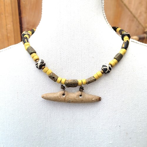 Un collier de style africain avec perles "african trade beads" .... : "pulsions sensuelles "