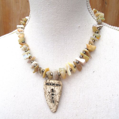 De l'opale brute d'ethiopie pour ce collier chic, citadin et zen : "pour un flirt "