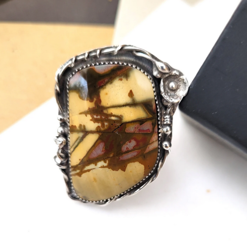 Une bague argent massif 925 avec un splendide cabochon en jaspe du désert ... pour le côté vintage !!!!