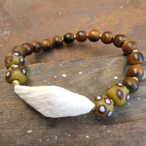 Un bracelet ethnique, shabby chic unisexe, africain avec coquillage fossilisé : "le bruit des tams-tams"