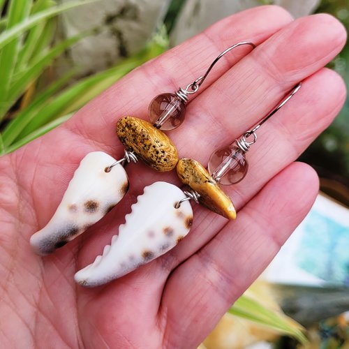 Des boucles d'oreille shabby chics urbaines avec coquillages et quartz fumé : "le fil de la passion" .....