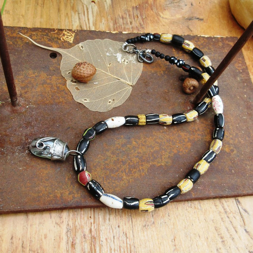 Un superbe collier tribal aux parfums naturels avec des perles de collections african trade beads...: "les epaules du désert "