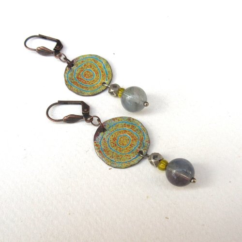 Des boucles d'oreille romantiques avec breloque émail artisanal, fluorite : "sculpteur de rêves " ..