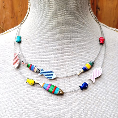 Un collier rigide vintage lol avec breloques poissons en émail, pour les fêtes à venir  ... : "le clan sardines"