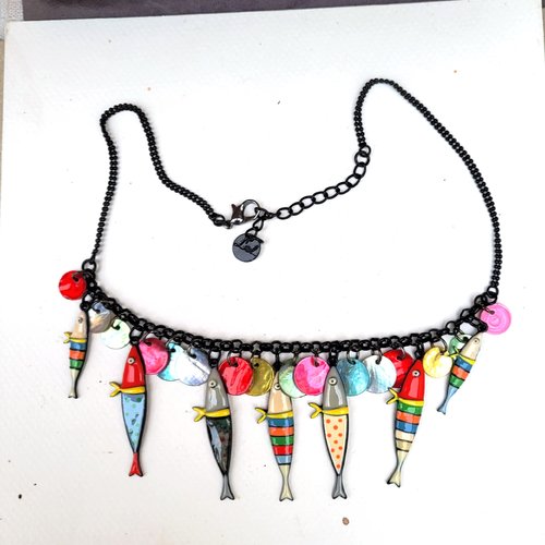 Un collier lol avec breloques poissons en émail, pampilles nacre pour les fêtes à venir  ... : "le clan sardines"