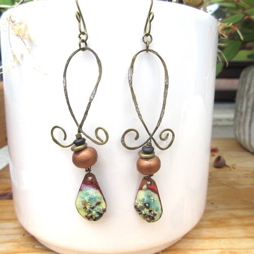 Des boucles d'oreille de style baroque avec breloque émail artisanal : "matin de jade" !!!!!