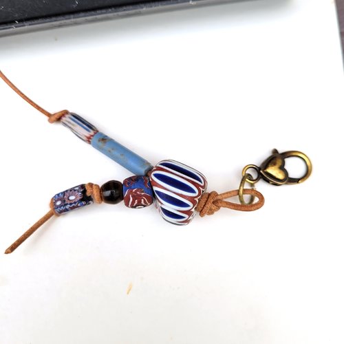 Un pendentif précieux ... ou un bijou de sac singulier ..... ????? : "le bruit des couleurs"