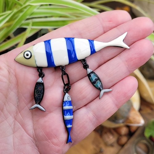 Une broche rigolote avec breloques poissons en émail... : "famille sardines"