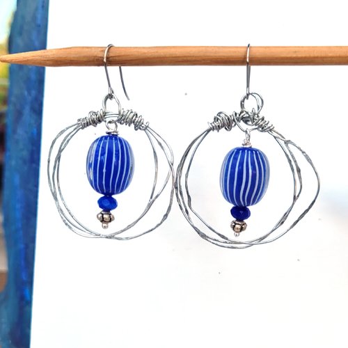 Style gypsy pour ces boucles d'oreille créoles avec petits grigris perles en verre soufflé bleu  ..... : "invitations poétiques"