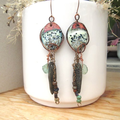 Des boucles d'oreille boho chics avec émail artisanal, porcelaine d'artiste : "les dernières neiges"