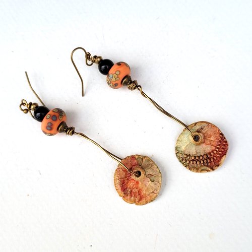 Boucles d'oreille primitives, baroques avec disques porcelaines cuits au feu de bois ... : "parfums du temps"