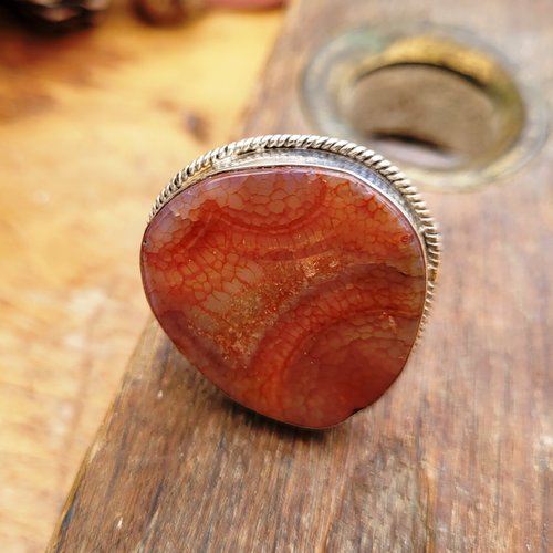 Une bague plaqué argent, taille 59, avec un superbe cabochon d'agate veine de dragon rouge.... pour le côté vintage !!!!