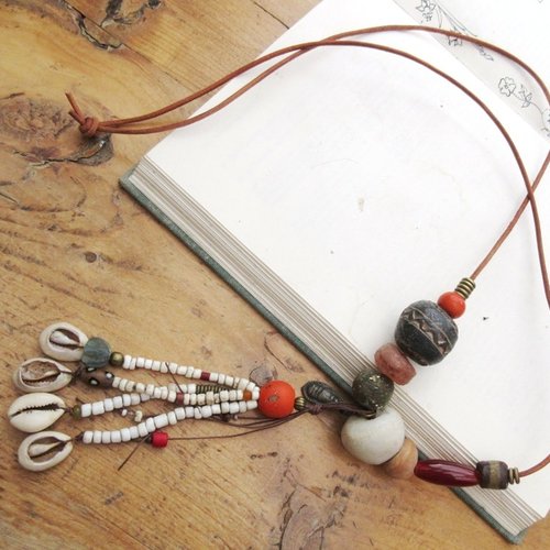 Un long collier ethnique, unisexe, tribal primitif !!!!!! : "secrets d'antan .."